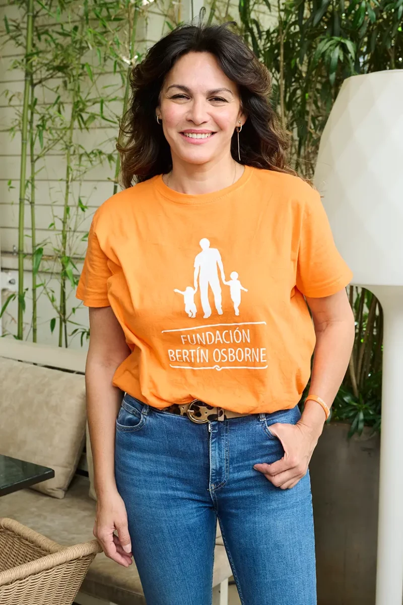 Fabiola Martínez con la camiseta de la fundación Bertín Osborne.