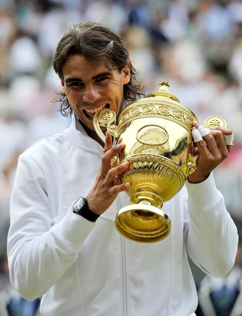 Rafa Nadal en una foto antigua, posando con un trofeo al que dió su icónico "mordisco".