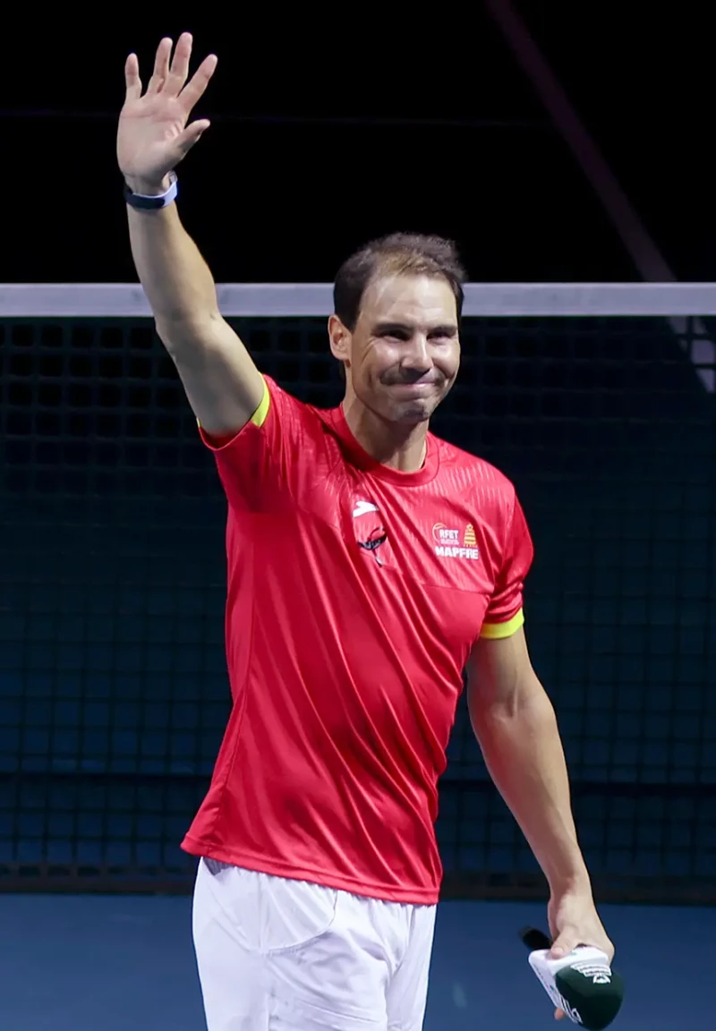 Rafa Nadal diciendo adiós con la mano levantada.