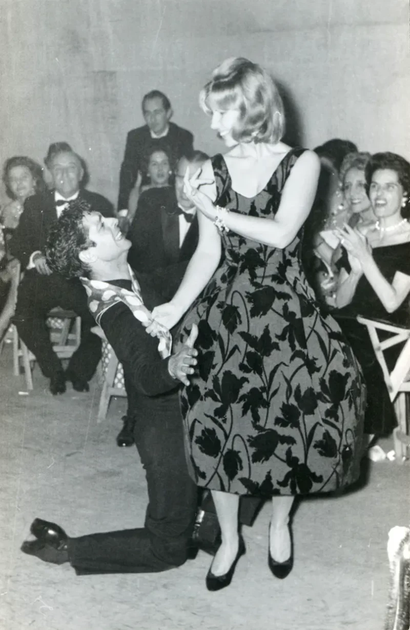 La duquesa de Alba con Antonio el bailarín.