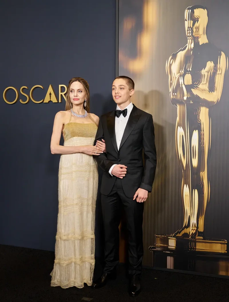 Angelina Jolie y su hijo Knox en los Oscar honoríficos