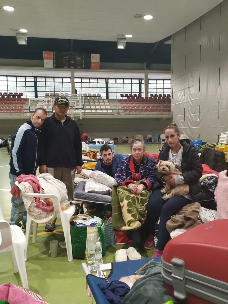 La familia de Dolores Toral es una de las refugiadas en este polideportivo.