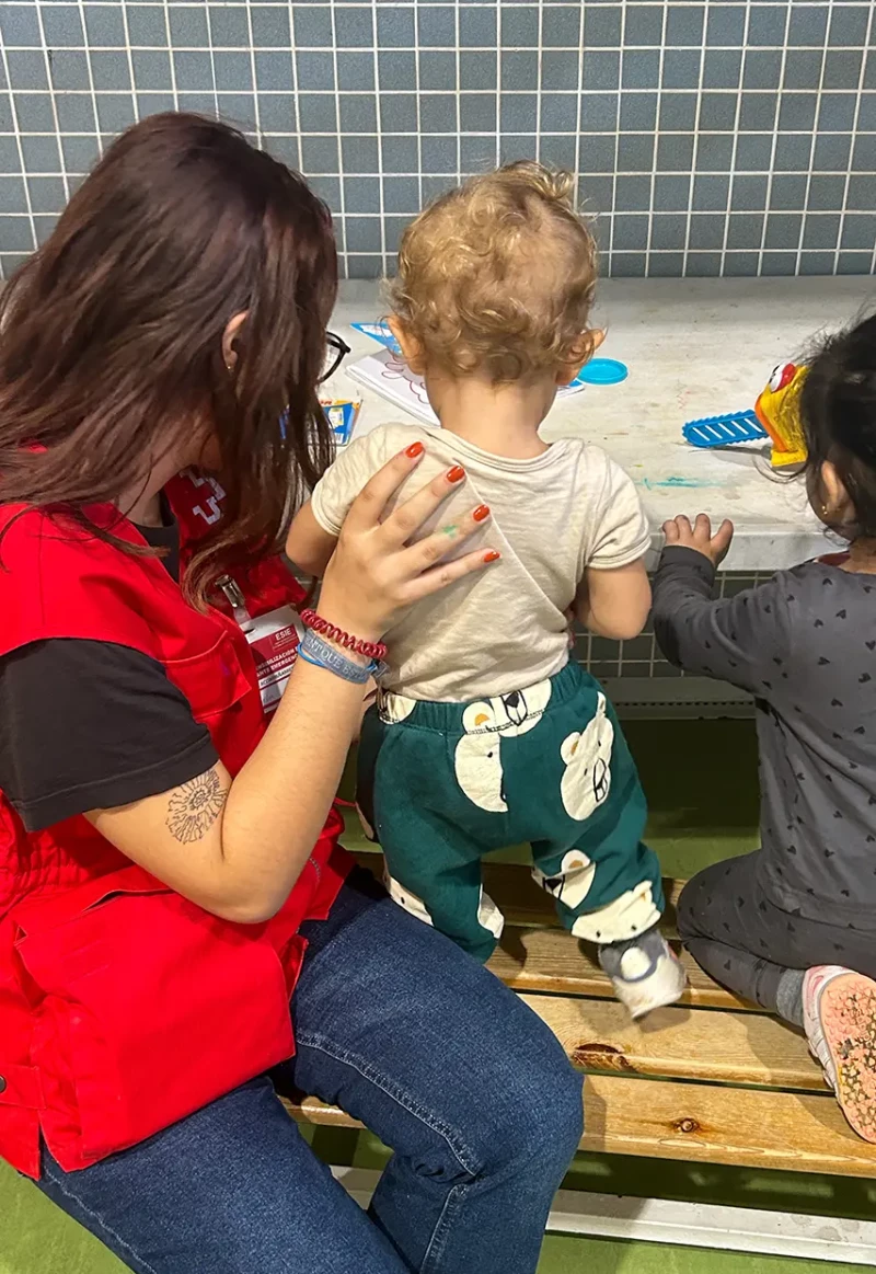 Voluntarios jugando con los bebés. Foto de Javier Serer