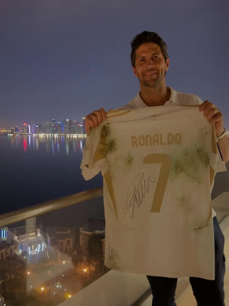 Fernando Verdasco sostiene la camiseta que le ha regalado Cristiano Ronaldo.