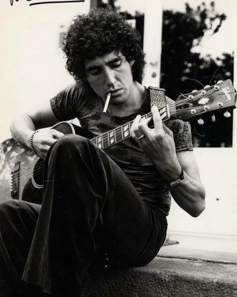 Miguel Ríos cuando era joven, fumando y tocando la guitarra.