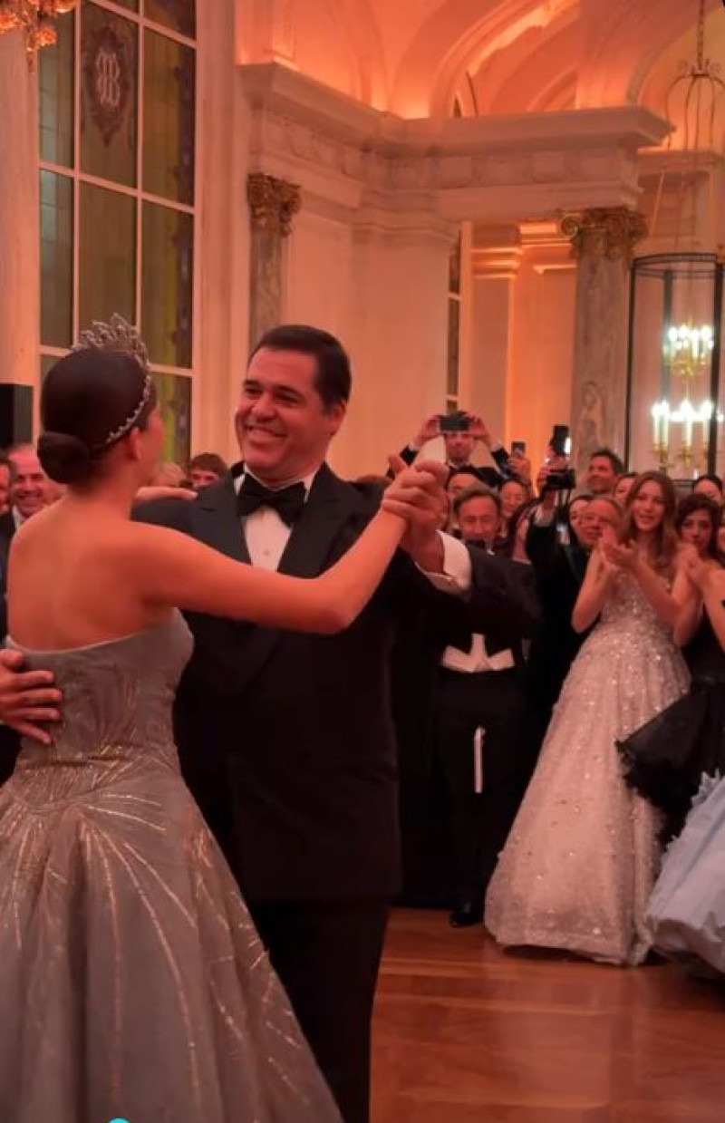 Luis Alfonso de Borbón, bailando en Le Bal con su hija Eugenia.