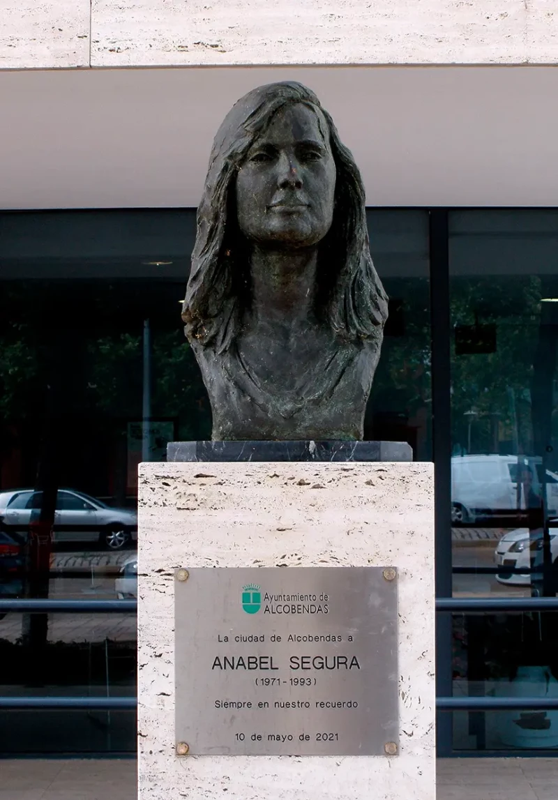 Memorial de Anabel Segura, erigido el 10 de mayo de 2021 junto a Centro Cívico que lleva su nombre en Alcobendas (Madrid)