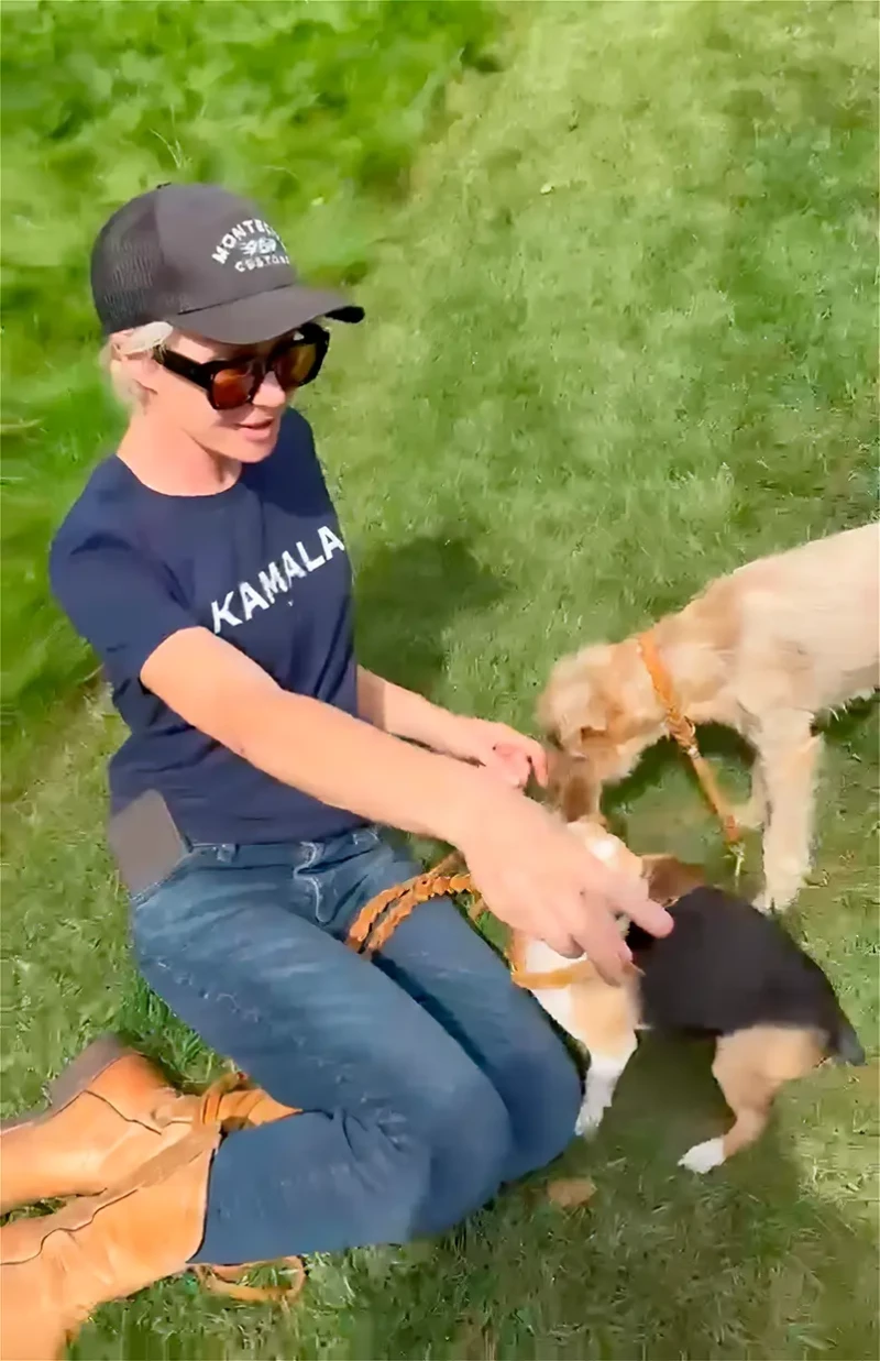 Portia jugando con unos cachorros de perro y vestida con una camiseta de la campaña de Kamala Harris.