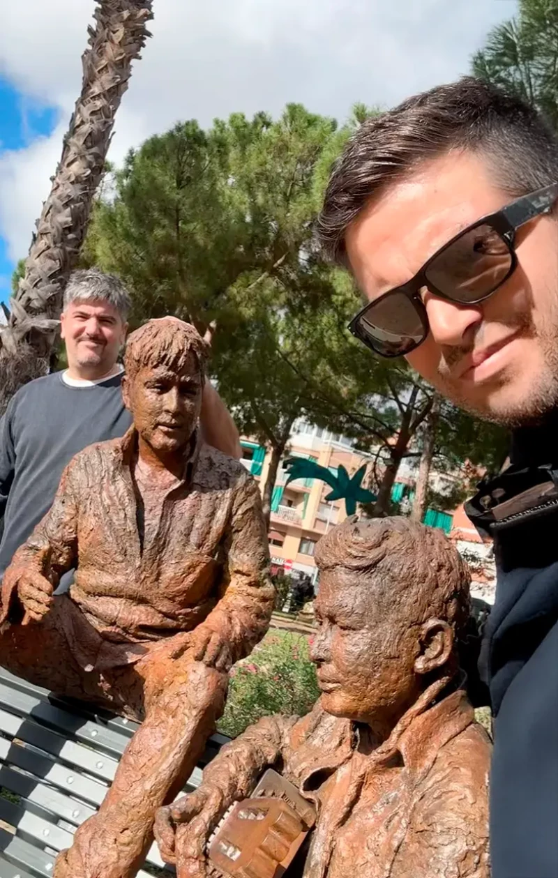 Posan con las estatuas de ellos que han puesto en Cornellá.