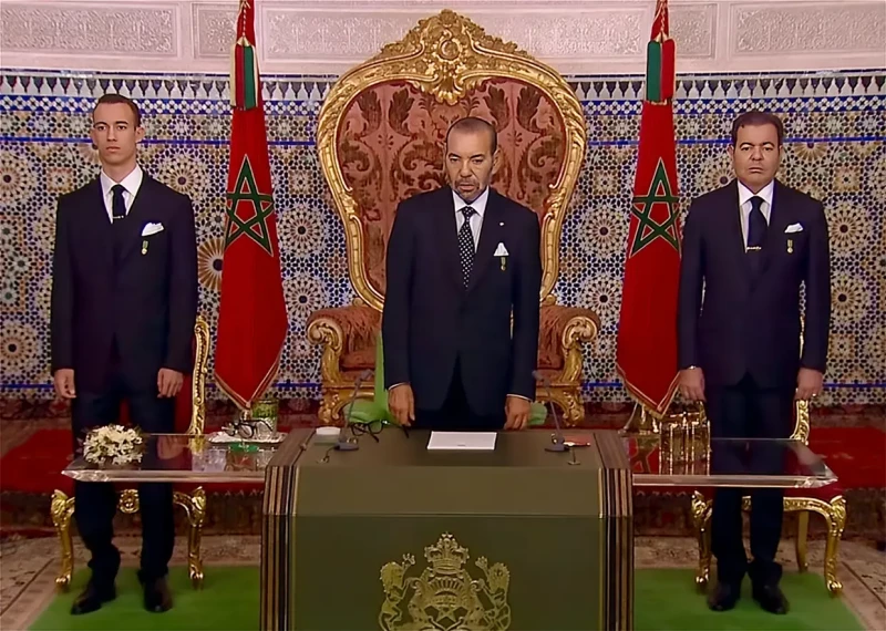 El rey Mohamed VI y su heredero Moulay a su izquierda.