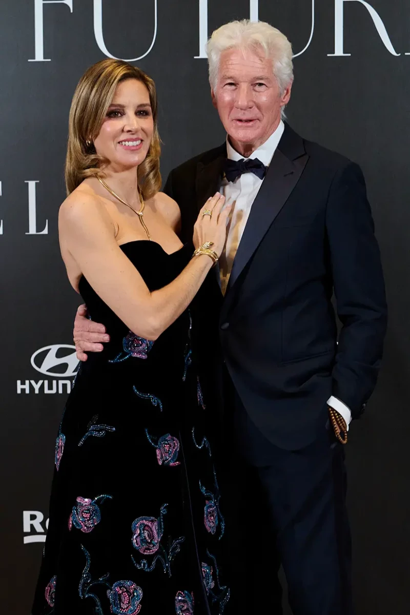 Alejandra y Richard Gere posando juntos