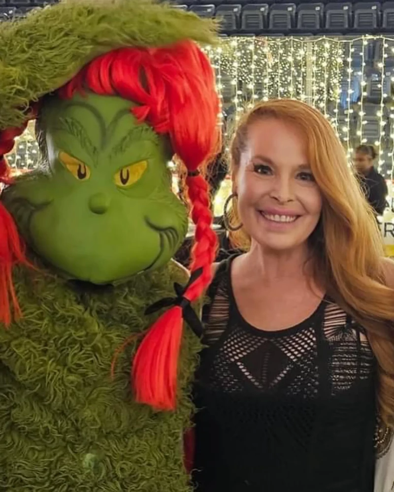 Tami Erin posando con el Grinch.