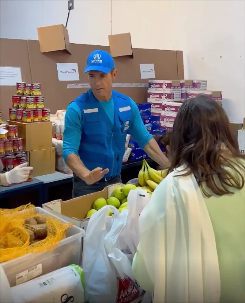 Jesús Vázquez repartiendo comida como voluntario.