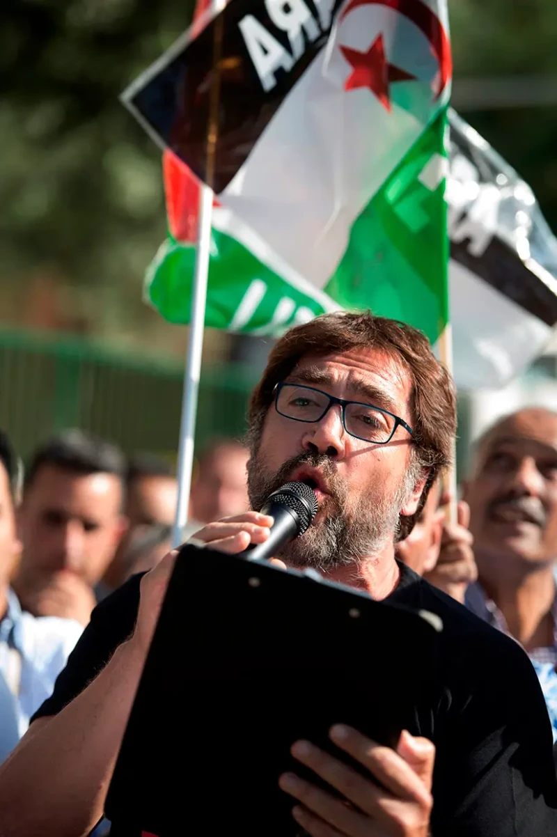 Javier Bardem dando un discurso durante una manifestación.