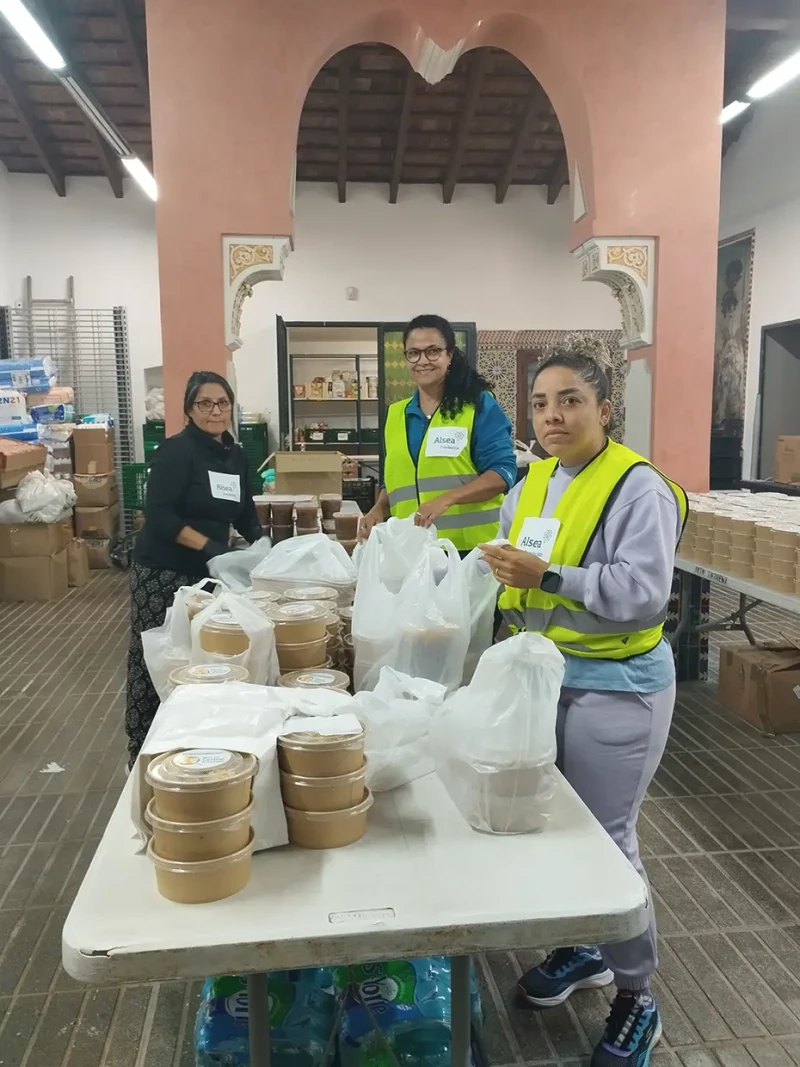 Varias voluntarias de Nova vida organizando el reparto de comidas preparadas por la oenegé de José Andrés.