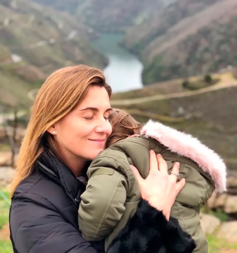 Carlota Corredera con su hija en brazos.