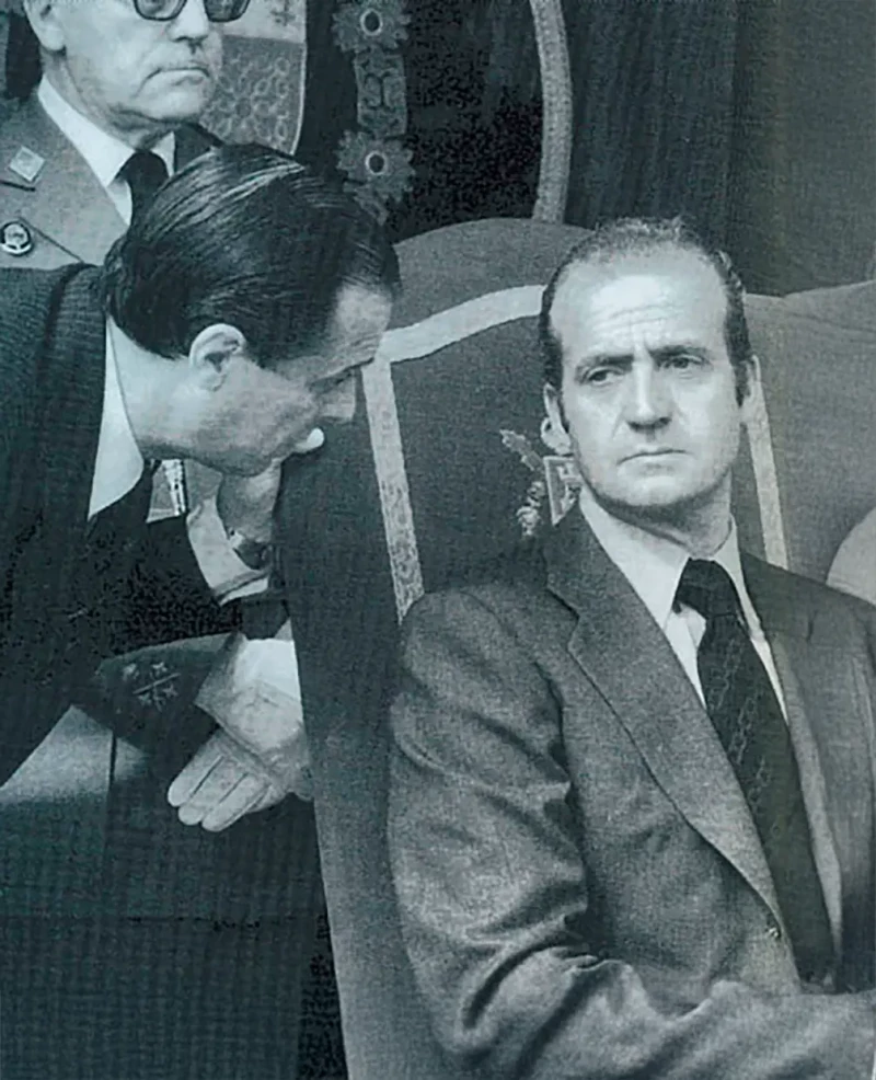 Sabino Fernández aconsejando al rey emérito Juan Carlos en una foto de archivo.