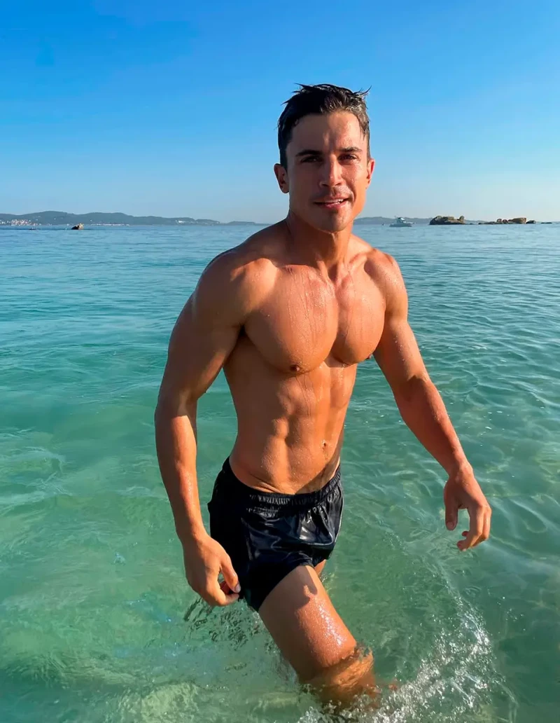 El actor Álex González en bañador.