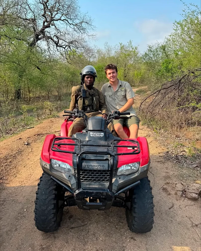 Christian de Dinamarca en un quad en África