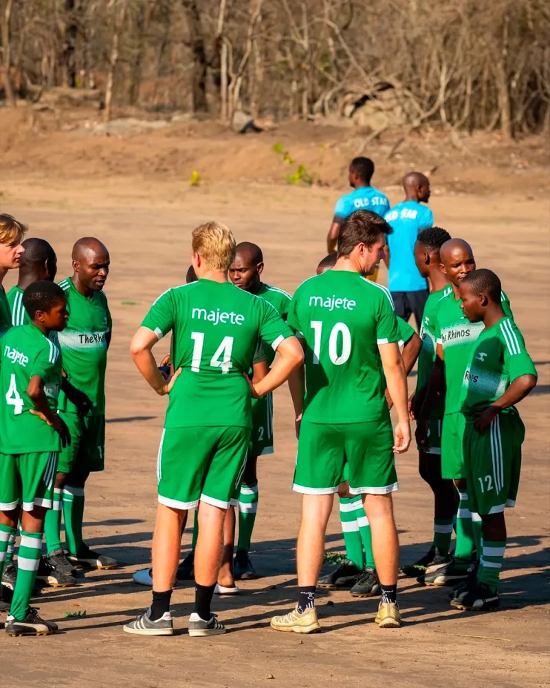 Christian de Dinamarca jugando a fútbol en África