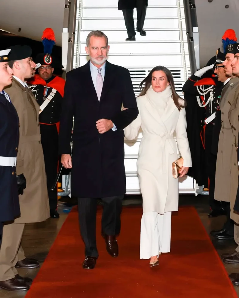 Los reyes Felipe y Letizia tras bajarse del avión en Italia.