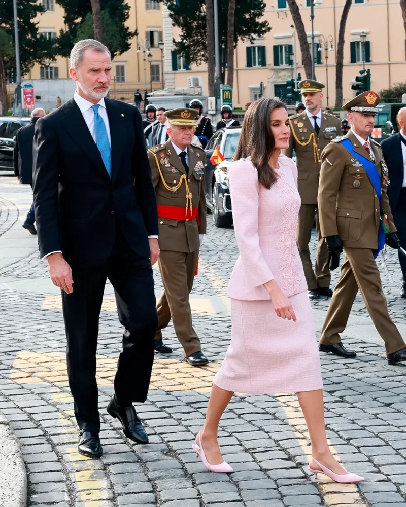 El rey Felipe acompaña a la reina Letizia, vestida con su traje de tweed rosa.