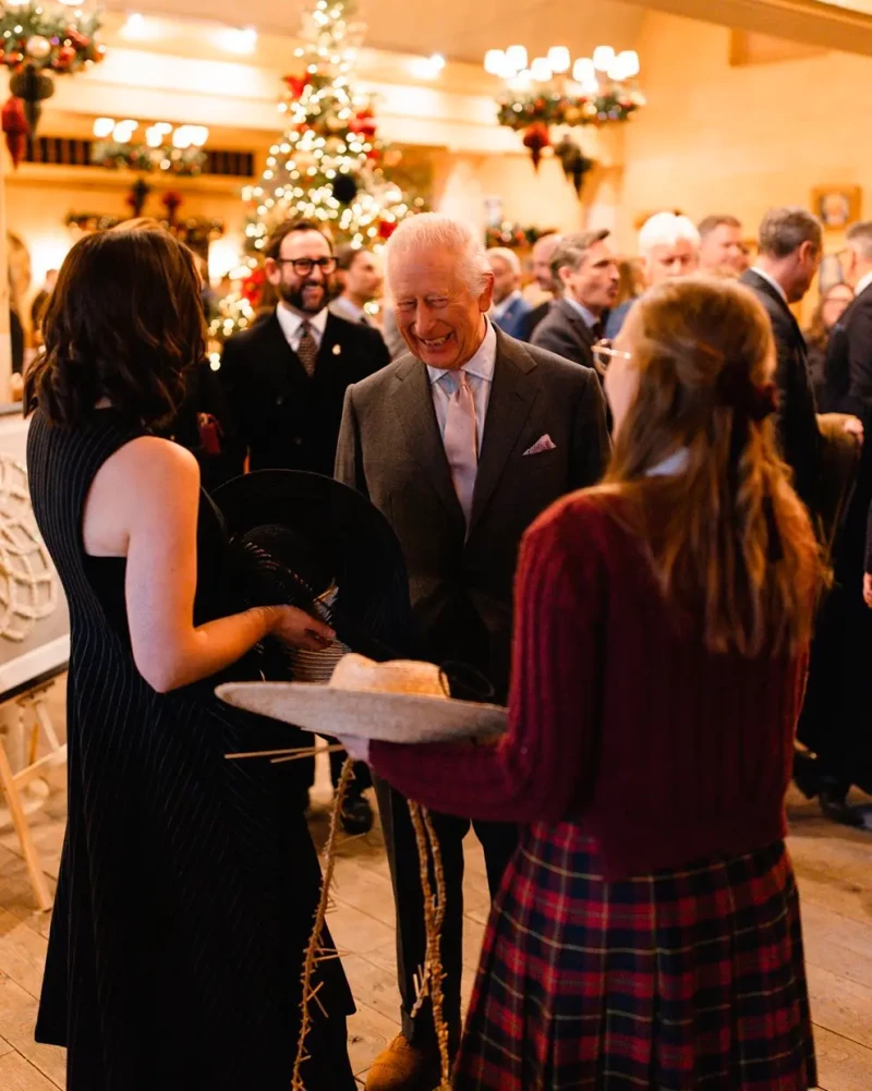 El rey Carlos de Inglaterra en un evento navideño.