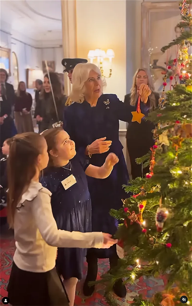 Camilla Parker-Bowles colgando adornos navideños con los niños.