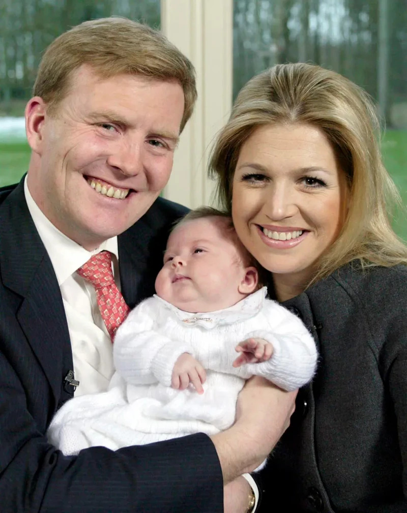 Los reyes de Holanda con su hija Amalia bebé en brazos.