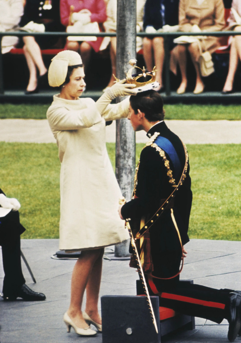 Isabel II invistiendo a Carlos como heredero al trono en un a foto de archivo.