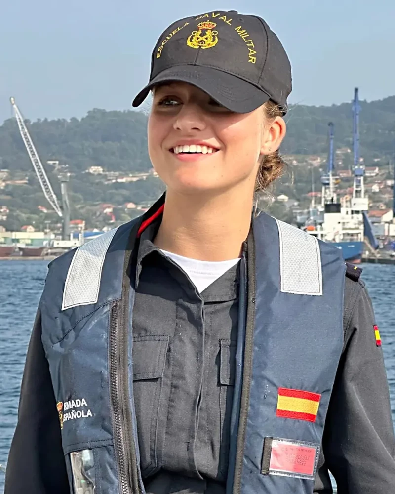 La princesa Leonor vestida de uniforme en la armada.