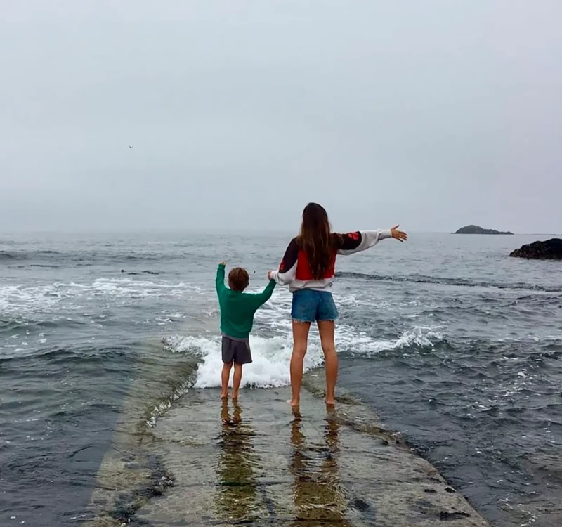 Sara Carbonero con su hijo Lucas junto al mar.