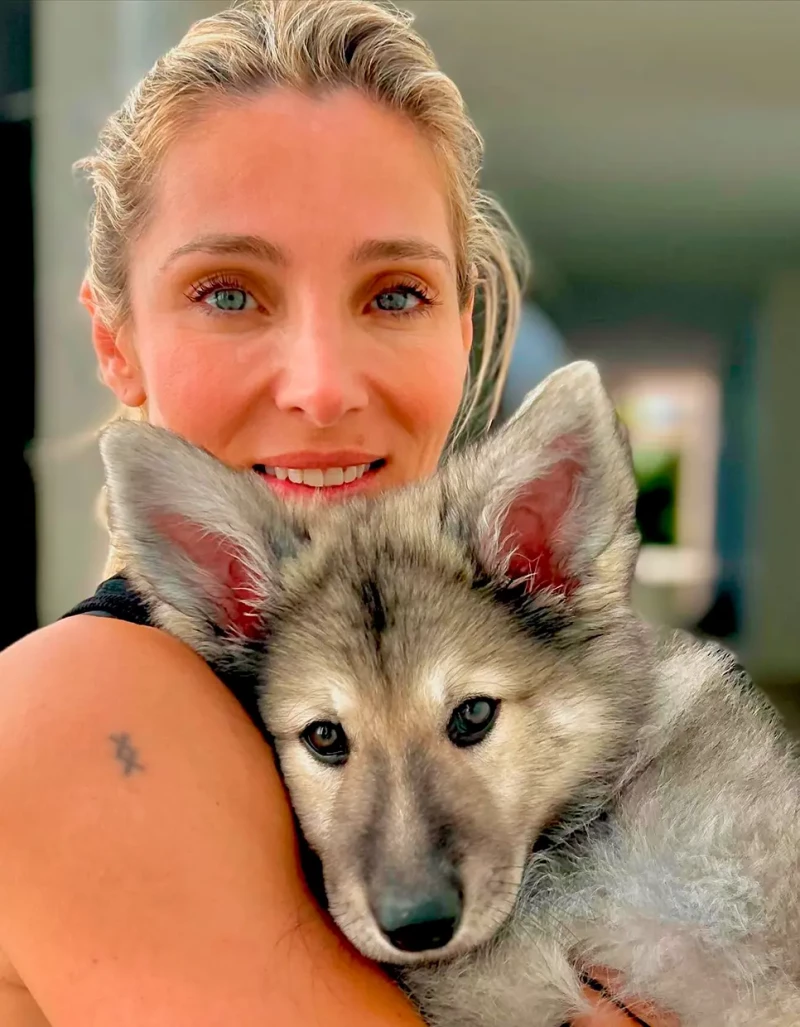 Elsa Pataky con su perro.