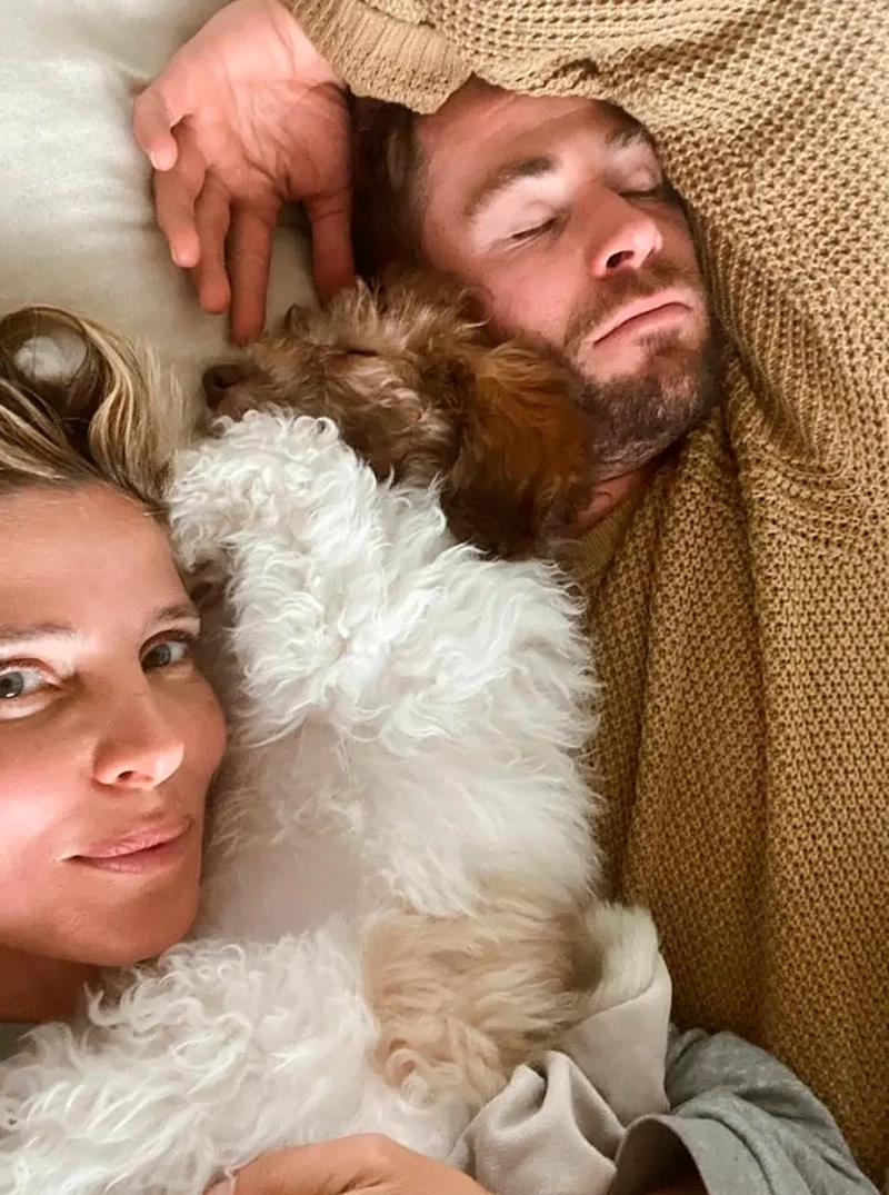 Elsa Pataky con su otro perro y Chris Hemsworth, haciendo la siesta.