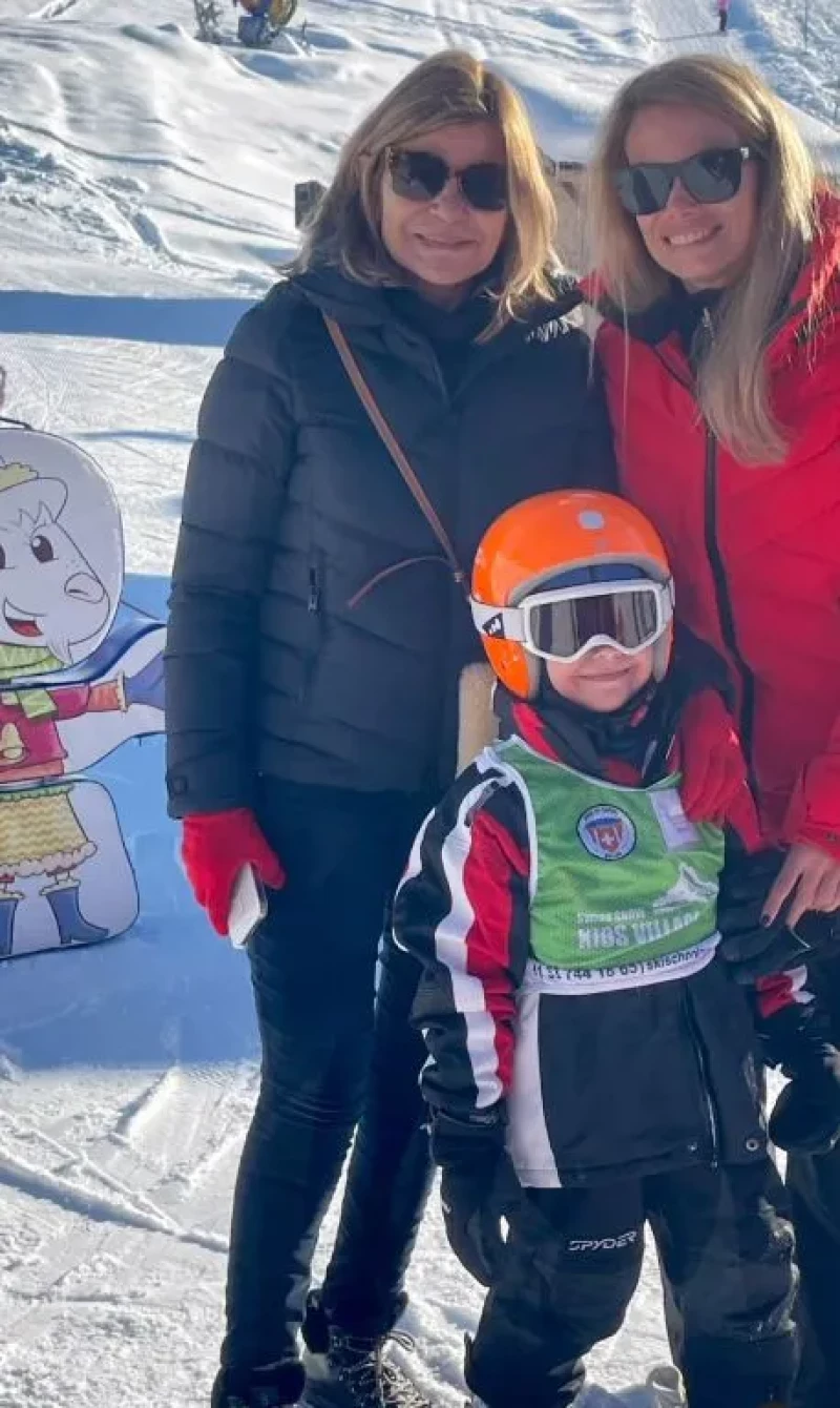 Cari y Myriam Lapique con uno de los hijos de Carla Goyanes.