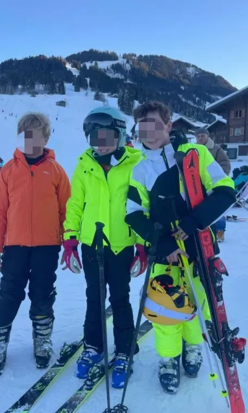 Los hijos de Caritina Goyanes se divierten con su primo en la nieve.