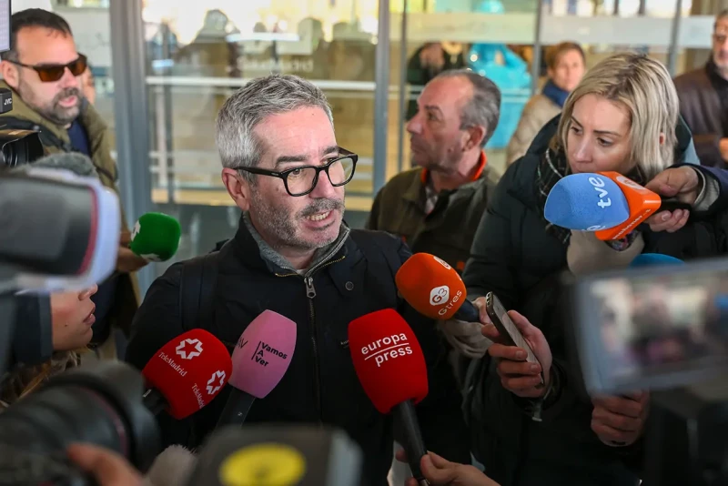 Jacobo, hijo del cantante Raphael, hablando con la prensa delante de un hospital