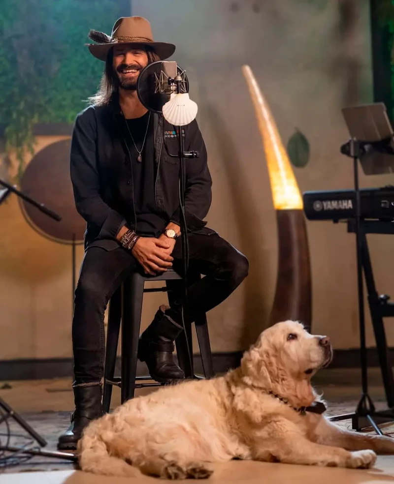 Roman Mosteiro en un videoclip con su perro.