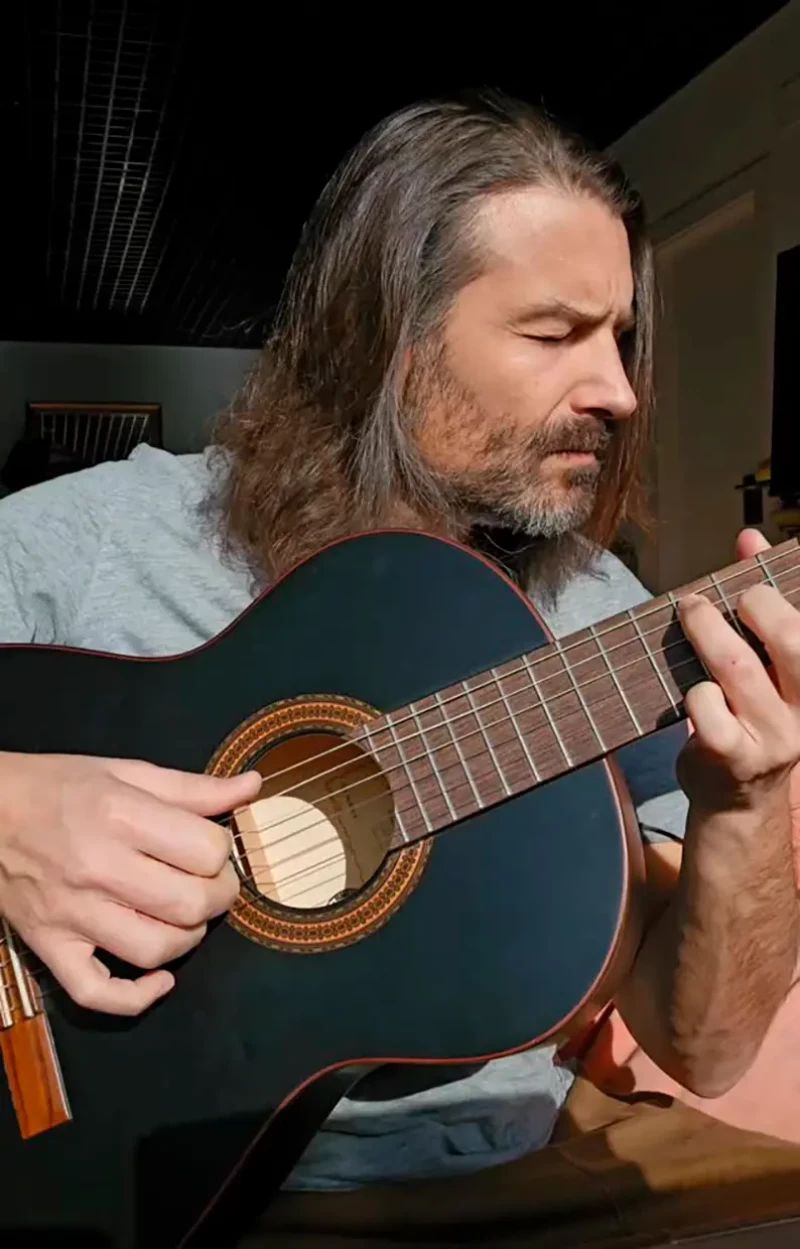 Roman Mosteiro tocando la guitarra.