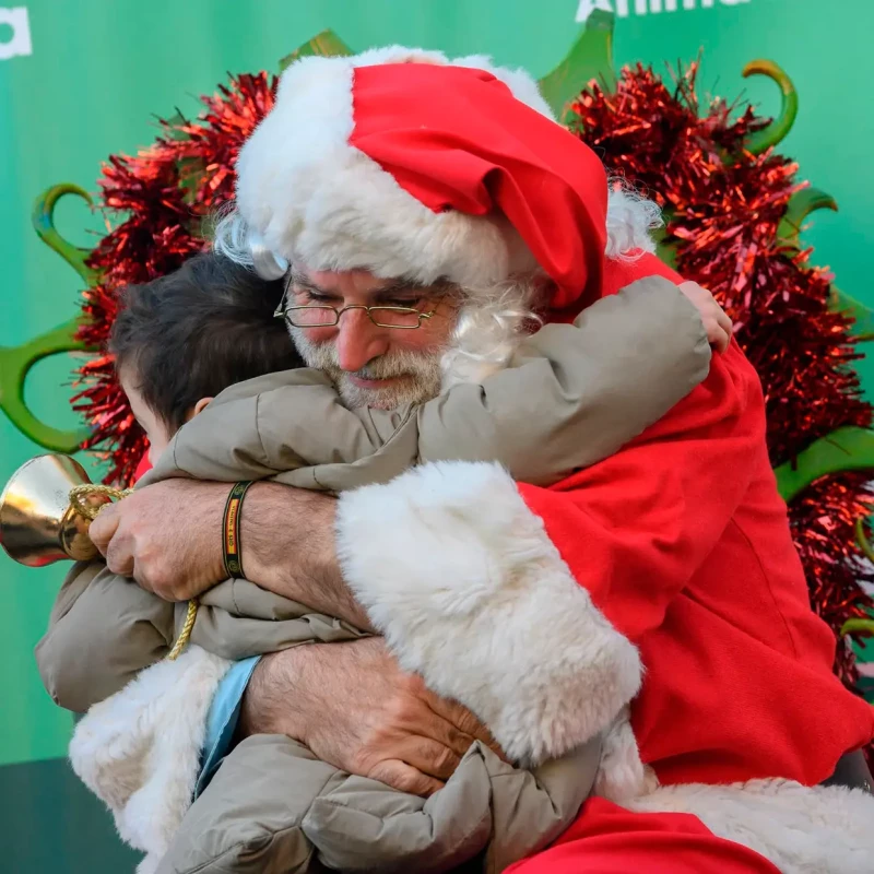 José Andrés disfrazado de Papá Noel abrazando a un niño