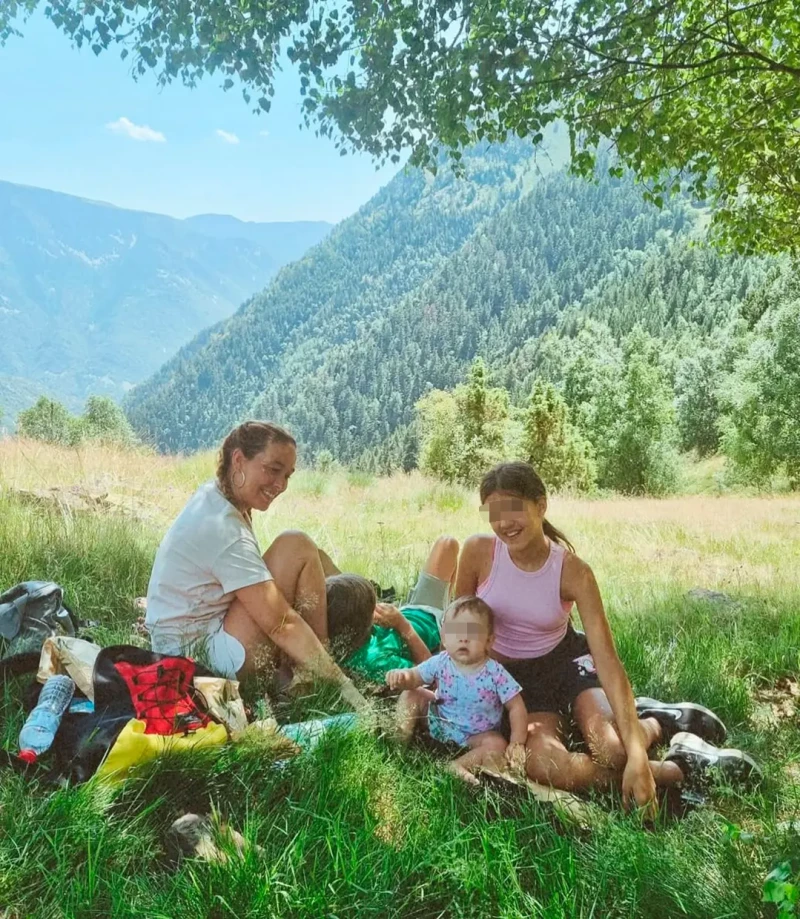 Beth Rodergas de excursión con sus tres hijos.