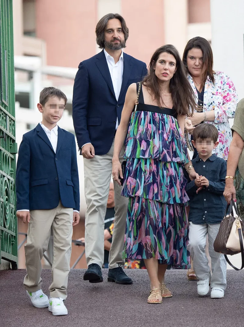 Carlota Casiraghi paseando con sus hijos.