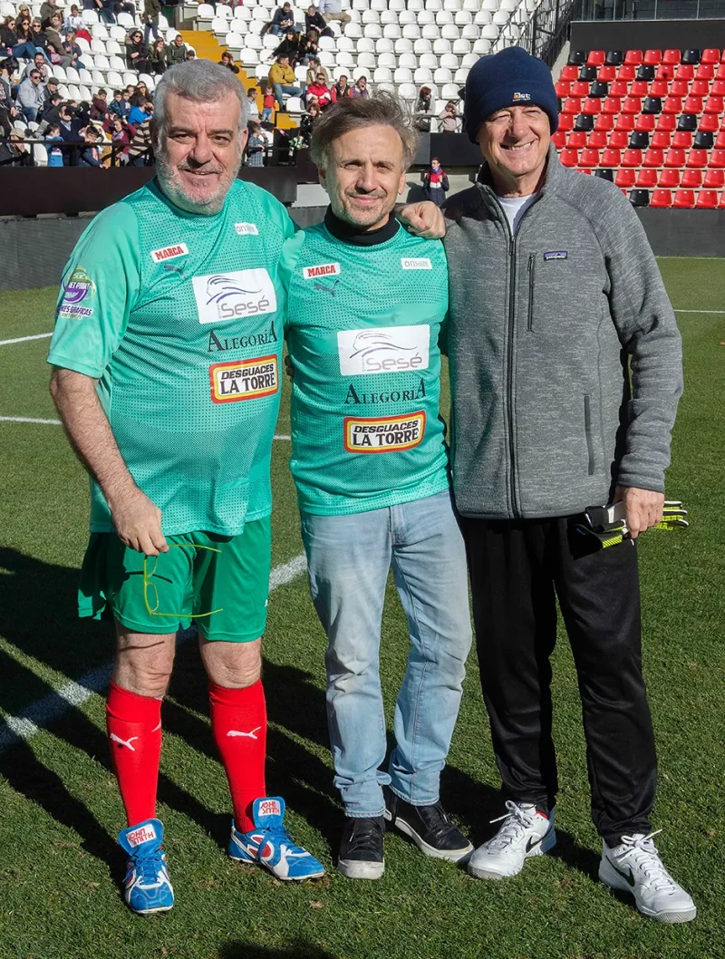 Josema Yuste, Millán Salcedo y José Mota de futbolistas durante un partido benéfico.