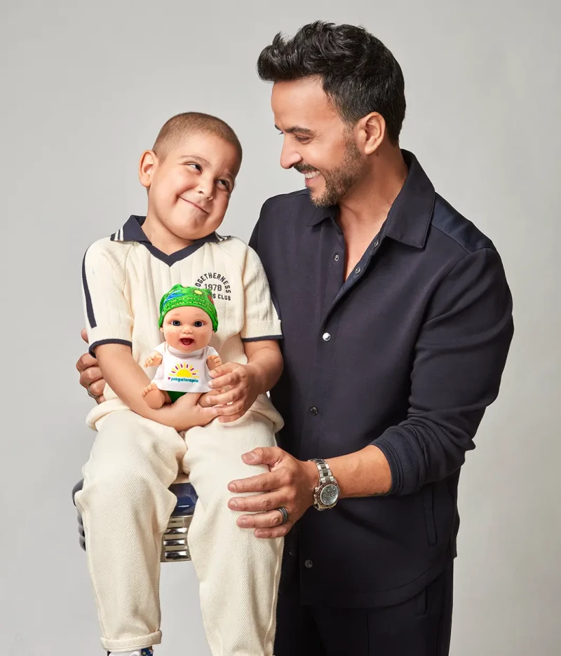 Luis Fonsi con un niño paciente de cancer