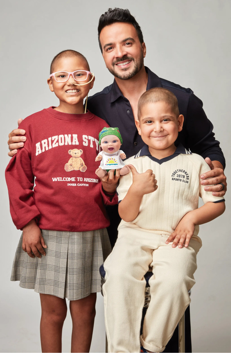 Luis Fonsi con unos niños pacientes de cáncer