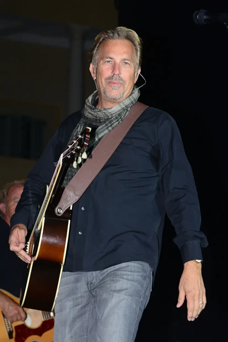 Kevin Costner con una guitarra.