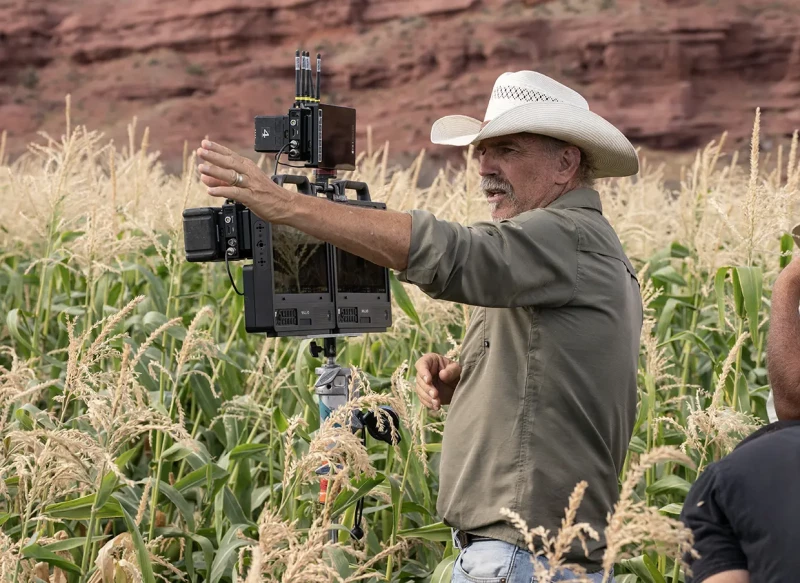 Kevin Costner dirigiendo su última película, 'Horizon'.