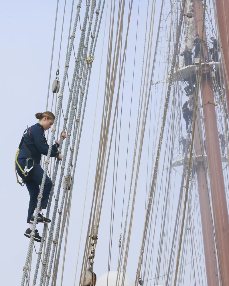 La princesa Leonor subiendo a los palos del Juan Sebastián Elcano.