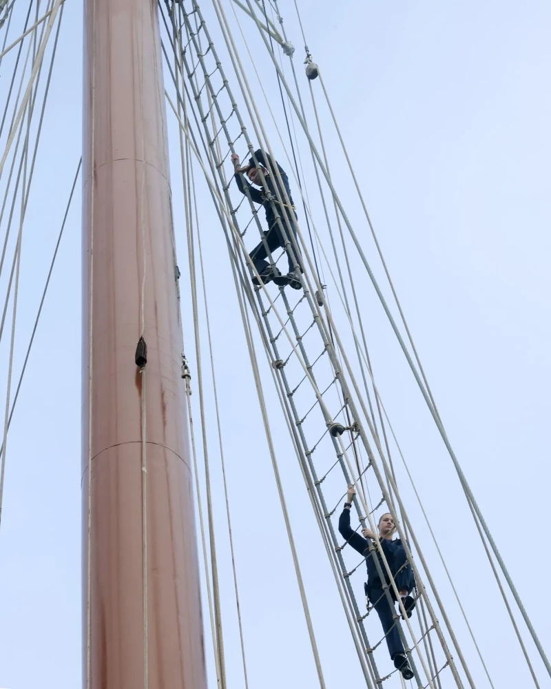 La princesa Leonor subiendo a los palos del Juan Sebastián Elcano.