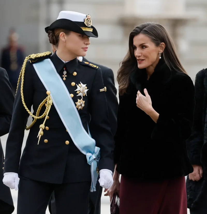 La Reina y su hija antes de que esta zarpara a bordo del Elcano.